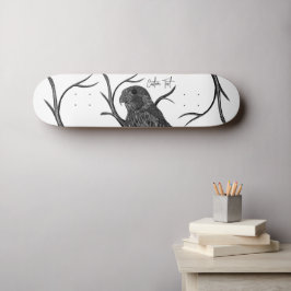 Peregrine Falcon in Baumzweigen mit Handschrift Skateboard