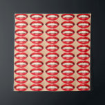 Perfect Smile Femme Fatale Pop Art Wandteppich<br><div class="desc">Lächeln von femme fatale Konzept. Pop-Kunst-Collage von glänzenden Lächeln Mund. Gesunde, saubere, weiße Zähne. Studio schoss Art Deco Luxus mit Gold, Schwarz und Weiß Linien. Eine elegante Touch der 20er Jahre. Die Art-Déco-Motive strahlen in einem Vintagen Schwarz-Gold-Hintergrund. Ein nahtloses Muster, das die Ästhetik der 1920-30er Jahre verkörpert: Lächeln, Lippenstift, Muster,...</div>