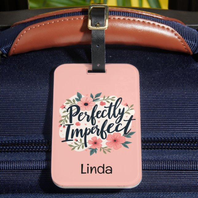 Perfectly Imperfect Floral Inspirational Quote Gepäckanhänger (Vorderseite Insitu 2)
