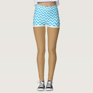Perfekte Beine in blauen Chevron-Shorts Leggings