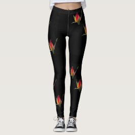 perfekte Gelbknospen und rote Rose auf schwarzen L Leggings