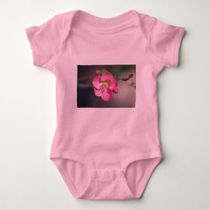 Perfekte rosa Blütenruhe Baby Strampler