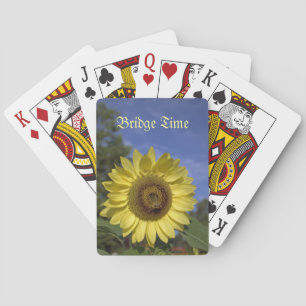 Perfekte sommergelbe Sonnenblume in blauem Himmel. Spielkarten