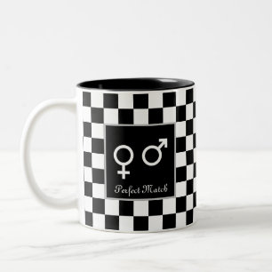Perfekte Übereinstimmung auf Schwarz-Weiß-Schach Zweifarbige Tasse