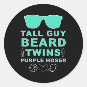 Perfekter Typ Tall Typ Beard Twins Lila Hoser Dud Runder Aufkleber