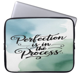 Perfektion ist im Prozess Option 2 Laptopschutzhülle