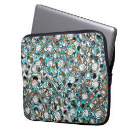 Perforiertes blaues Stück über weißer Textur Laptopschutzhülle