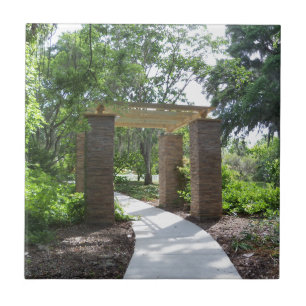 Pergola auf einem Weg Fliese