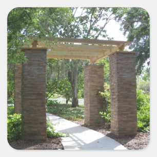Pergola auf einem Weg Quadratischer Aufkleber