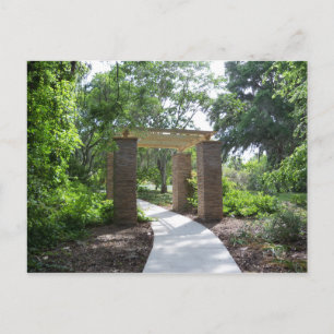 Pergola aus Stein und Holz in einem Park Postkarte
