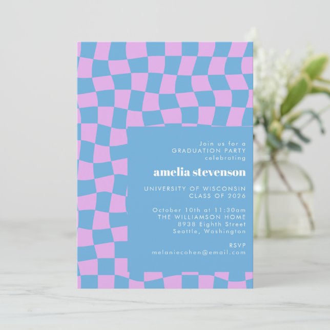 Periwinkle Checkerboard Graduierungsparty Foto Einladung (Stehend Vorderseite)