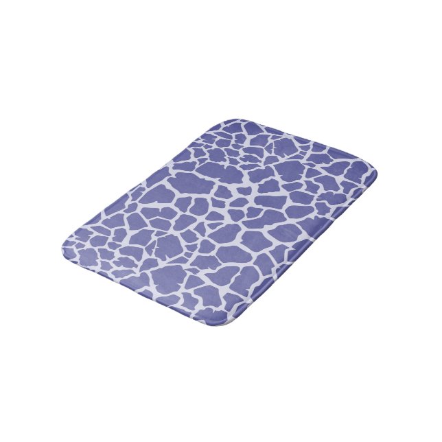 Periwinkle Giraffe Print Badematte (Schrägansicht)