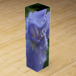 Periwinkle Iris Mit Monogramm Gastgeschenke Hochze Weinbox<br><div class="desc">Hübsches nahes Aufsetzen der Iris-Blume mit grünen Blätter wird auf Ihrer Hochzeitsempfangswine wunderschön aussehen, um Ihren Wein oder Champagner-Gefallen (oder für ein anderes Ereignis) zu halten. Personalisieren Sie die Vornamen von Bride & Groom und das Hochzeitdatum (anstelle meines Beispieltextes). Sehen Sie sich meinen Store für die passende Hochzeitspackung und Zubehör...</div>