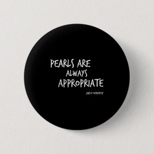 Perlen sind immer angemessen Jackie Kennedy Zitat Button