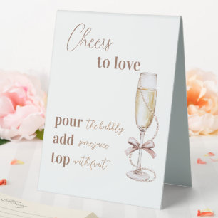 Perlen und Prosecco zum Liebe Brautparty Tischaufsteller