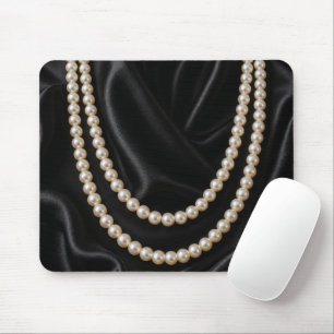 Perlenkette auf schwarzer Seide Mousepad