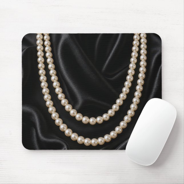 Perlenkette auf schwarzer Seide Mousepad (Mit Mouse)