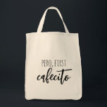 Pero First Cafecito Funny Spanish Kaffeekonzept Tragetasche<br><div class="desc">Ein lustiges Zitat für Spanisch (und Spanisch) Lautsprecher und Café Liebhaber überall! Wenn Sie eine lustigere Wortwahl got haben,  können Sie das Design ändern,  um es einzigartig zu machen! Beide Zeilen können bearbeitet werden. Viel Spaß!</div>