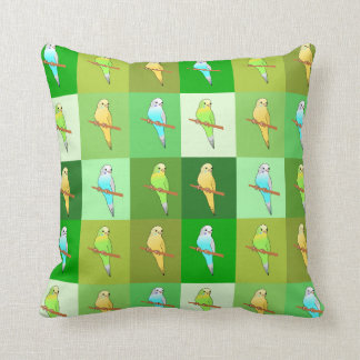 Perruches dans le coussin vert de motif de carrés