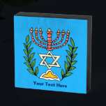 Persian Magen David Menorah Holzkisten Schild<br><div class="desc">Dieses Bild wurde aus einer antiken persischen jüdischen Fliese mit einer Menorah mit einem Magen David (Stern von David) gerahmt von Olivenzweigen. Die Unvollkommenheiten des originalen,  handbemalten Bildes wurden bewahrt. Fügen Sie Ihren eigenen Text hinzu.</div>