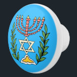 Persian Magen David Menorah Keramikknauf<br><div class="desc">Dieses Bild wurde aus einer antiken persischen jüdischen Fliese mit einer Menorah mit einem Magen David (Stern von David) gerahmt von Olivenzweigen. Die Unvollkommenheiten des originalen,  handbemalten Bildes wurden bewahrt.</div>