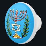 Persian Magen David Menorah Keramikknauf<br><div class="desc">Dieses Bild wurde aus einer antiken persischen jüdischen Fliese mit einer Menorah mit einem Magen David (Stern von David) gerahmt von Olivenzweigen. Die Unvollkommenheiten des originalen, handbemalten Bildes wurden bewahrt.</div>