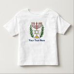 Persian Magen David Menorah Kleinkind T-shirt<br><div class="desc">Dieses Bild wurde aus einer antiken persischen jüdischen Fliese mit einer Menorah mit einem Magen David (Stern von David) gerahmt von Olivenzweigen. Die Unvollkommenheiten des originalen,  handbemalten Bildes wurden bewahrt.</div>