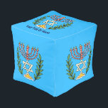 Persian Magen David Menorah Kubus Sitzpuff<br><div class="desc">Dieses Bild wurde aus einer antiken persischen jüdischen Fliese mit einer Menorah mit einem Magen David (Stern von David) gerahmt von Olivenzweigen. Die Unvollkommenheiten des originalen,  handbemalten Bildes wurden bewahrt. Fügen Sie oben Ihren eigenen Text hinzu.</div>