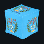 Persian Magen David Menorah Kubus Sitzpuff<br><div class="desc">Dieses Bild wurde aus einer antiken persischen jüdischen Fliese mit einer Menorah mit einem Magen David (Stern von David) gerahmt von Olivenzweigen. Die Unvollkommenheiten des originalen, handbemalten Bildes wurden bewahrt. Fügen Sie oben Ihren eigenen Text hinzu.</div>