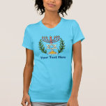 Persian Magen David Menorah T-Shirt<br><div class="desc">Dieses Bild wurde aus einer antiken persischen jüdischen Fliese und zeigt eine Menorah und Magen David (Stern von David) gerahmt von Olivenzweigen. Die Unvollkommenheiten des originalen,  handbemalten Bildes wurden bewahrt.</div>