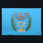 Persian Magen David Menorah Tischset<br><div class="desc">Dieses Bild wurde aus einer antiken persischen jüdischen Fliese mit einer Menorah mit einem Magen David (Stern von David) gerahmt von Olivenzweigen. Die Unvollkommenheiten des originalen,  handbemalten Bildes wurden bewahrt.</div>