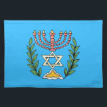Persian Magen David Menorah Tischset<br><div class="desc">Dieses Bild wurde aus einer antiken persischen jüdischen Fliese mit einer Menorah mit einem Magen David (Stern von David) gerahmt von Olivenzweigen. Die Unvollkommenheiten des originalen, handbemalten Bildes wurden bewahrt.</div>