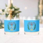 Persian Magen David Menorah Whiskyglas<br><div class="desc">Dieses Bild wurde aus einer antiken persischen jüdischen Fliese mit einer Menorah mit einem Magen David (Stern von David) gerahmt von Olivenzweigen. Die Unvollkommenheiten des originalen, handbemalten Bildes wurden bewahrt. Passen Sie Ihren eigenen Text auf der Rückseite an.</div>