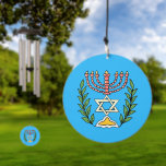 Persian Magen David Menorah Windspiel<br><div class="desc">Dieses Bild wurde aus einer antiken persischen jüdischen Fliese mit einer Menorah mit einem Magen David (Stern von David) gerahmt von Olivenzweigen. Die Unvollkommenheiten des originalen, handbemalten Bildes wurden bewahrt.</div>