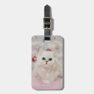 Persische Katze, die auf rosa Kissen sitzt Gepäckanhänger