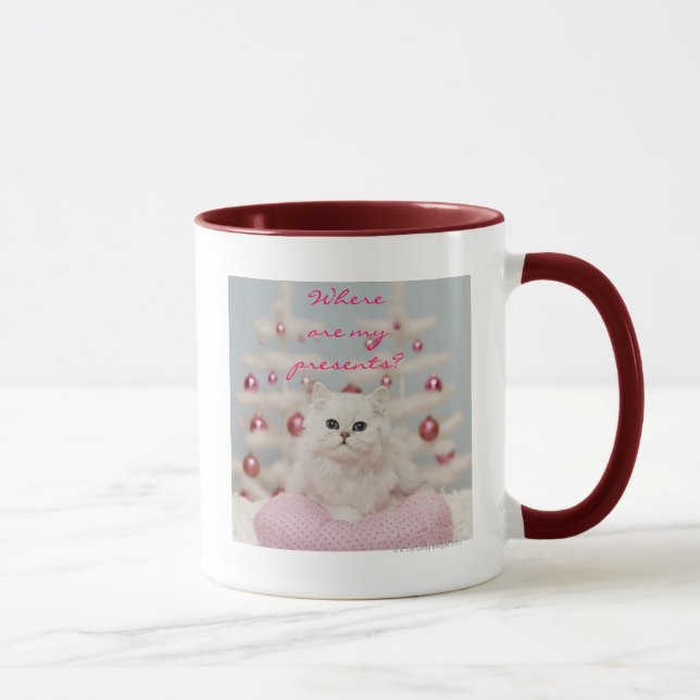 Persische Katze, die auf rosa Kissen sitzt Tasse (Rechts)