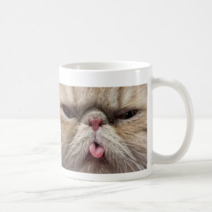 Persische Katze, die heraus Zunge haftet Kaffeetasse