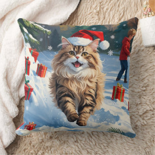 Persische Katze sitzt im Schnee mit Weihnachtshut Kissen