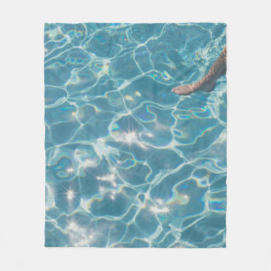 Person am Schwimmbad Fleecedecke