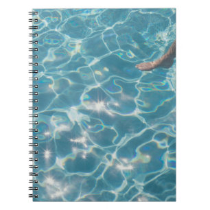 Person am Schwimmbad Notizblock