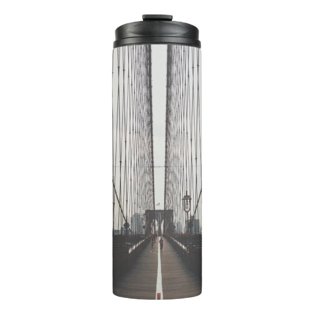 PERSON AUF BRÜCKE THERMOSBECHER (Vorderseite)