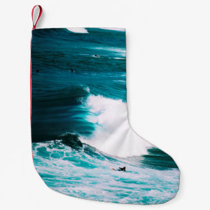PERSON AUF DER SCHIFFFAHRT MIT OZEAN WAVES KLEINER WEIHNACHTSSTRUMPF