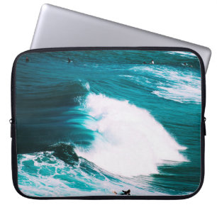 PERSON AUF DER SCHIFFFAHRT MIT OZEAN WAVES LAPTOPSCHUTZHÜLLE