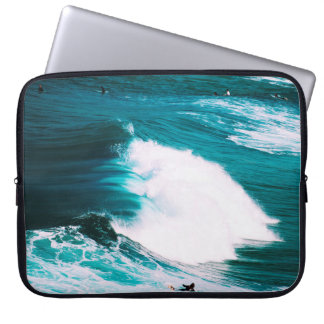 PERSON AUF DER SCHIFFFAHRT MIT OZEAN WAVES LAPTOPSCHUTZHÜLLE