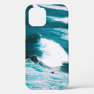 Person auf Surfboard mit Meereswellen iPhone 12 Hülle