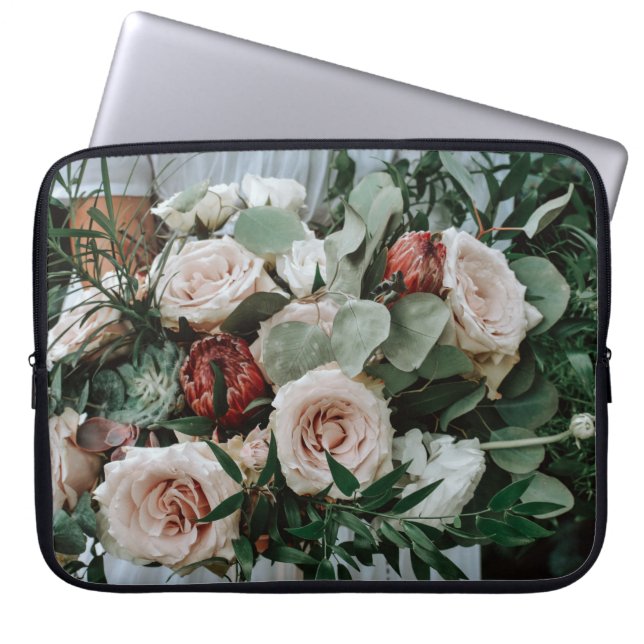 PERSON, DIE DIE ROTE BLUME UND PINKENBOUQUET BESIT LAPTOPSCHUTZHÜLLE (Vorderseite)