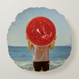 Person, die einen aufblasbaren Wassermelonring bes Rundes Kissen