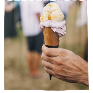 Person, die Eis auf Kegel hält Duschvorhang