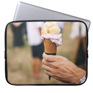Person, die Eis auf Kegel hält Laptopschutzhülle
