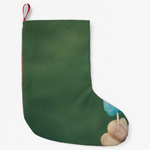 Person, die Eis Pop hält Kleiner Weihnachtsstrumpf